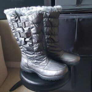 Women's Metallic Silver TOTES Bunny Quilted Puffer Snow Boots Size 8 M Like New